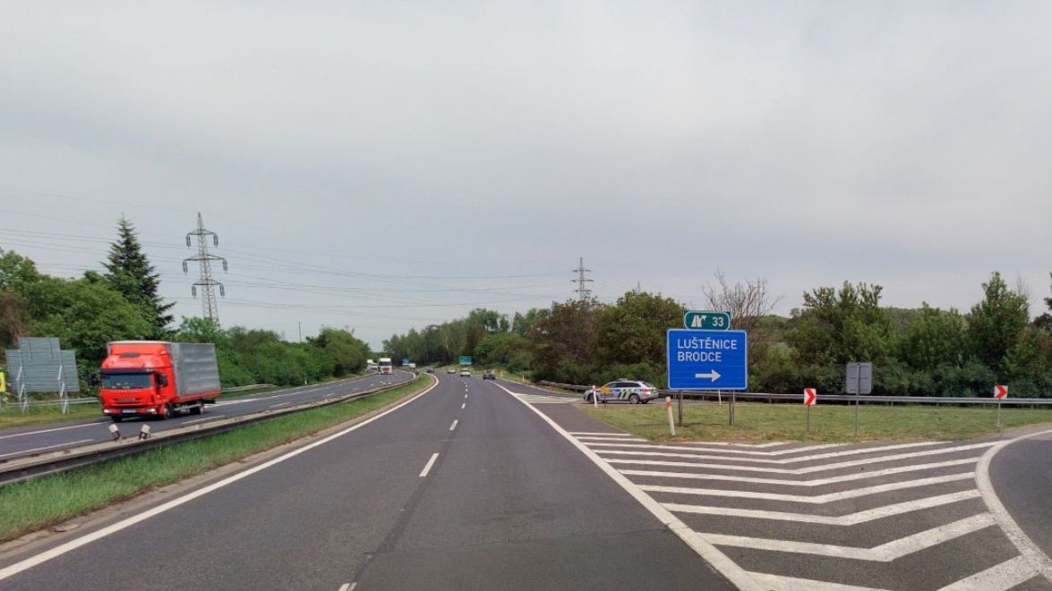 Zraněná řidička, auto ve svodidlech. Nehoda zavřela dálnici D10 na Mladoboleslavsku